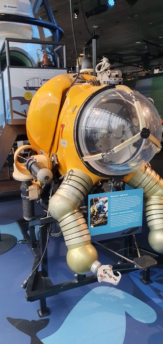 Diving armor for working at great depths