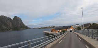 Entering Reine